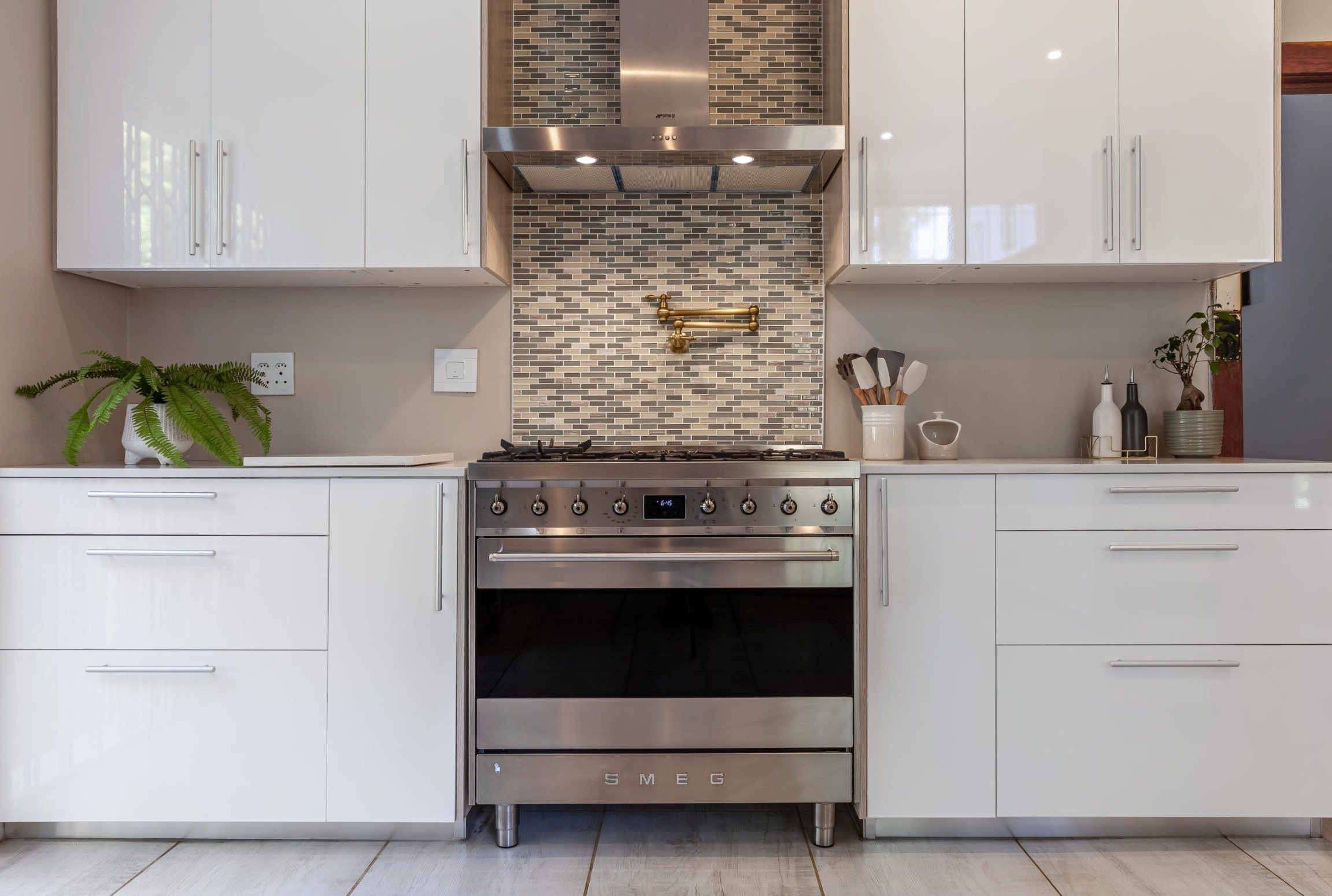 Maximizing Space: The Benefits Of Built-In Kitchen Cupboards